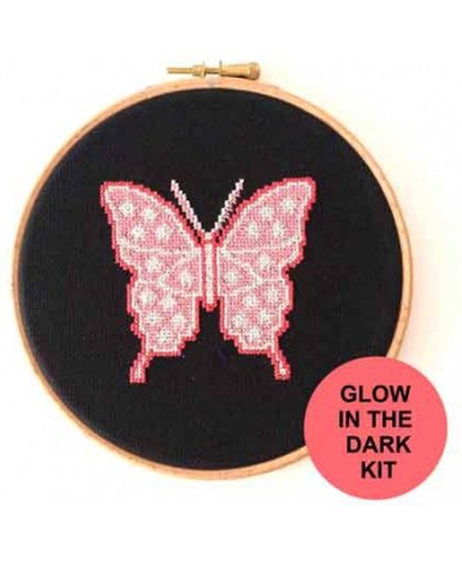 Glow in the Dark vlinder borduurpakket geboorte. DIY Kraamkado of kinderkamer decoratie. Inclusief borduurring, borduurstof, DMC borduurgaren en borduurnaald