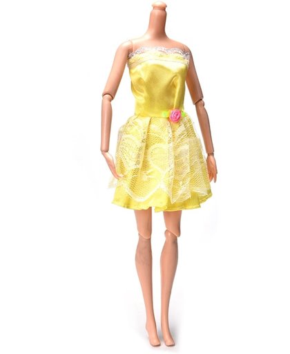 Korte Gele avondjurk met rondom 1 laag kant voor de Barbie pop NBH®